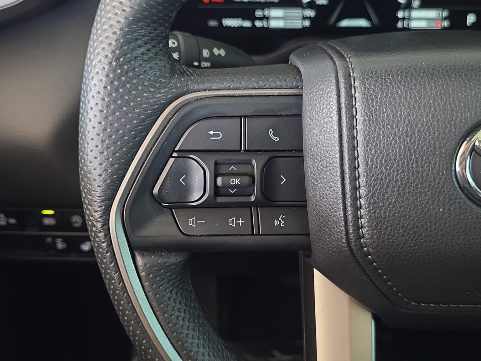 Used 2025 Toyota Tundra Limited AWD/4WD image 18