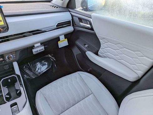 New 2025 Mitsubishi Outlander SEL image 17