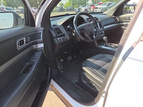 Used 2018 Ford Explorer XLT w/ Equipment Group 202A FWD image 10