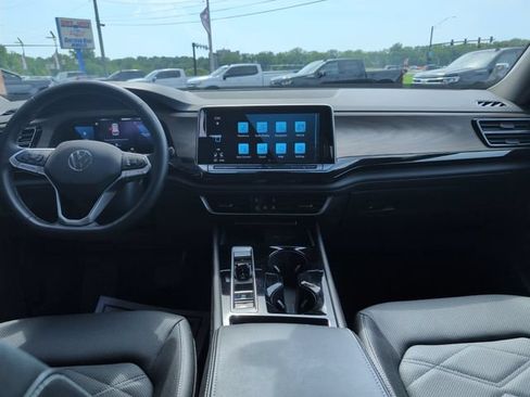 Used 2025 Volkswagen Atlas SE FWD image 14