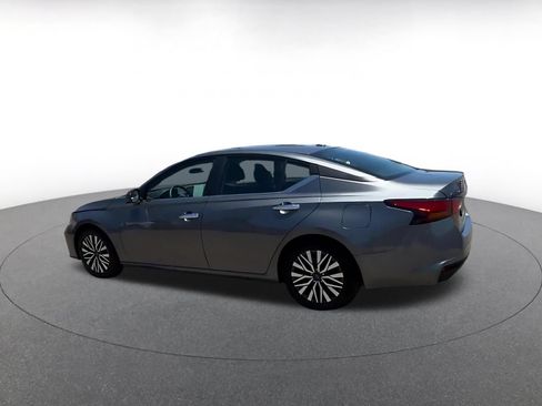 Used 2025 Nissan Altima 2.5 SV FWD image 9