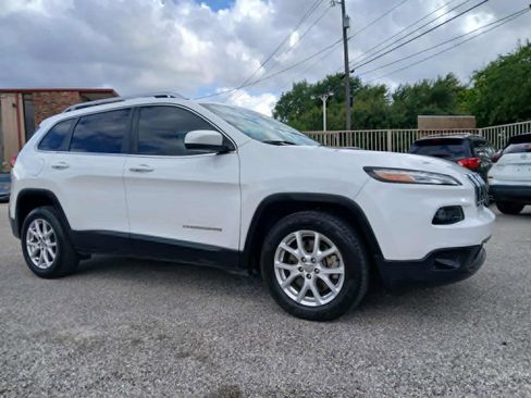 Used 2017 Jeep Cherokee Latitude FWD image 1