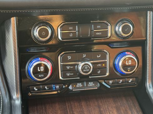 Used 2024 GMC Yukon XL Denali Ultimate AWD/4WD image 18