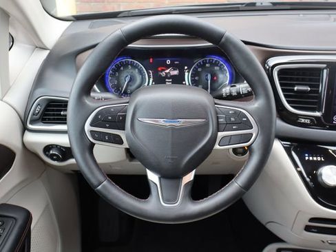 Used 2018 Chrysler Pacifica Touring-L Plus FWD image 16