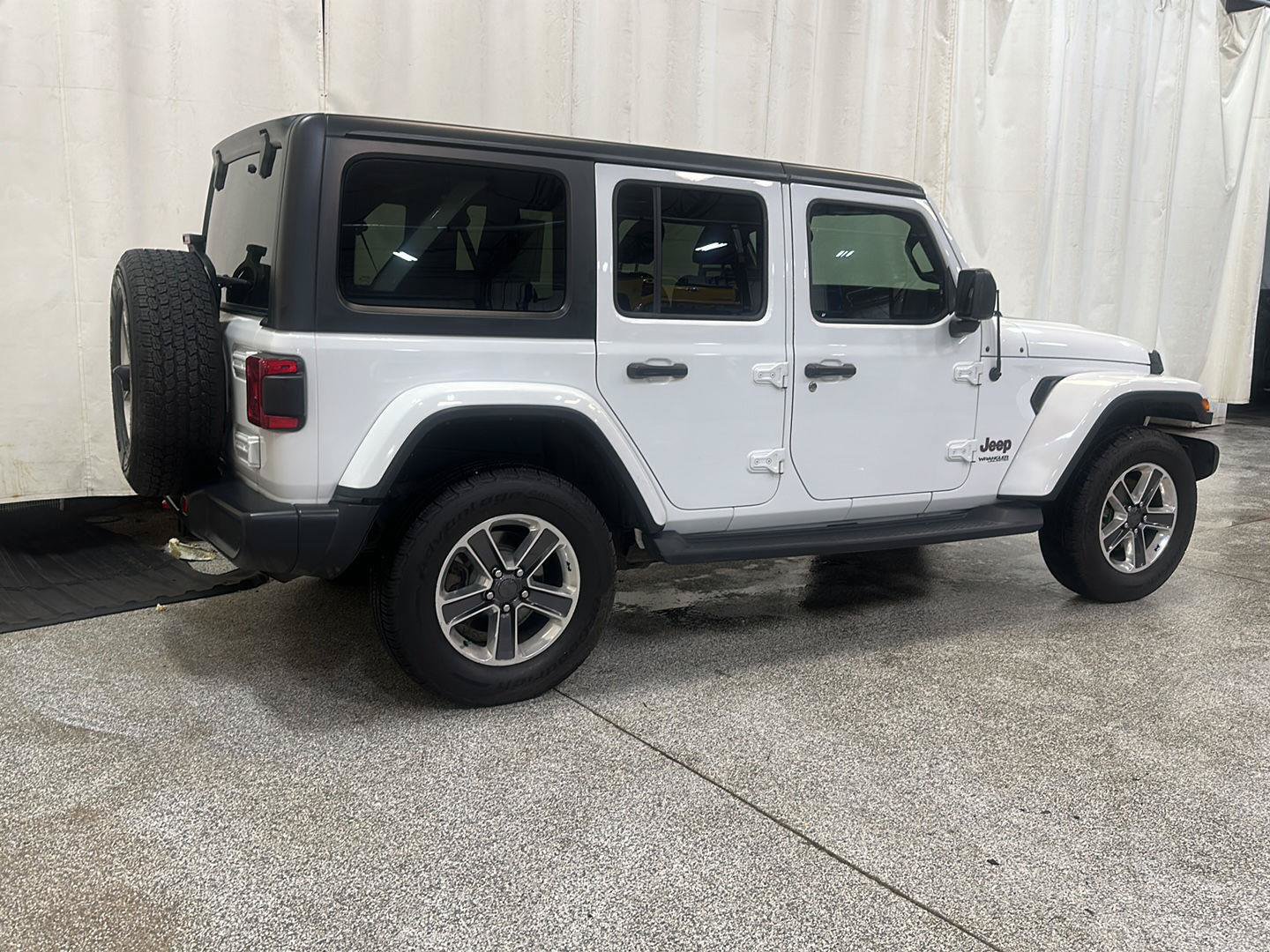 Used 2018 Jeep Wrangler Unlimited Sahara w/ Cold Weather Group AWD/4WD image 5