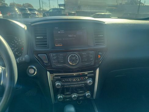 Used 2014 Nissan Pathfinder SL w/ SL Tech Package image 18