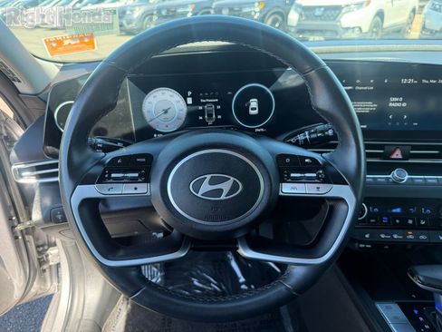 Used 2025 Hyundai Elantra SEL image 16