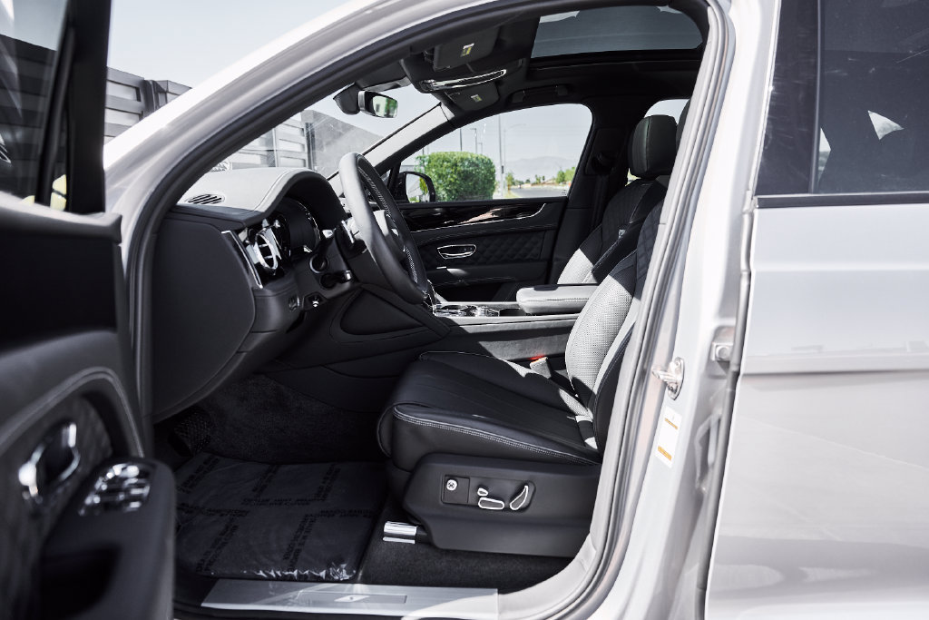Used 2025 Bentley Bentayga AWD/4WD image 31