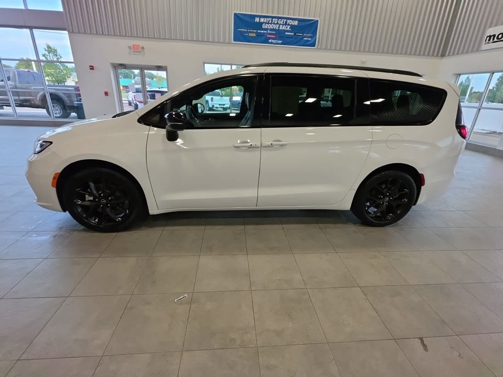 Used 2025 Chrysler Pacifica Limited FWD image 17
