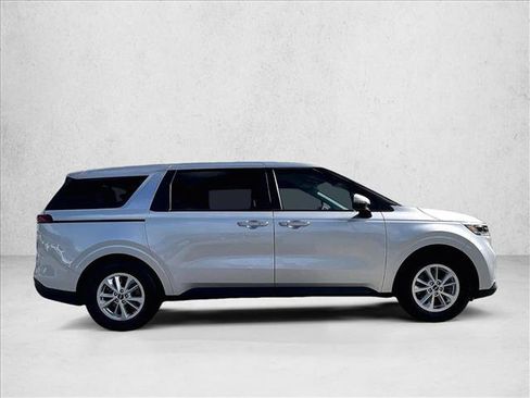 Used 2023 Kia Carnival LX FWD image 5