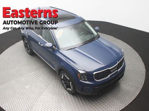 Used 2025 Kia Telluride S FWD image 3