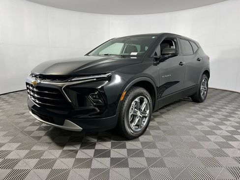 Used 2025 Chevrolet Blazer LT image 3
