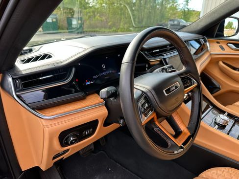 Used 2023 Jeep Grand Cherokee L Summit AWD/4WD image 23