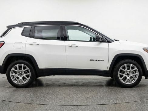 Used 2025 Jeep Compass Limited AWD/4WD image 11