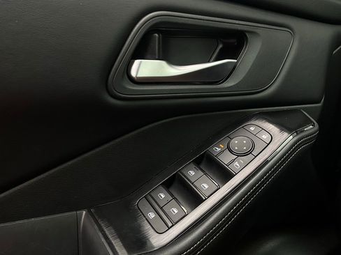 Used 2025 Nissan Rogue SV image 21