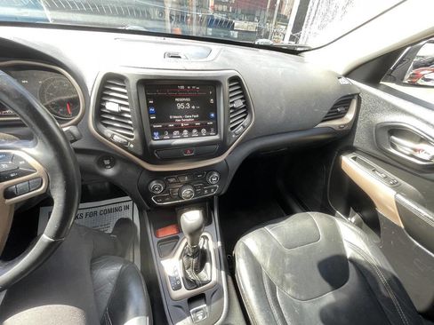 Used 2017 Jeep Cherokee Limited image 4