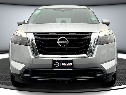 Used 2024 Nissan Pathfinder SV image 2