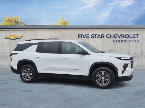 Used 2025 Chevrolet Traverse LT FWD image 9