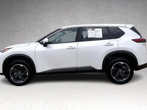 Used 2024 Nissan Rogue SV image 3