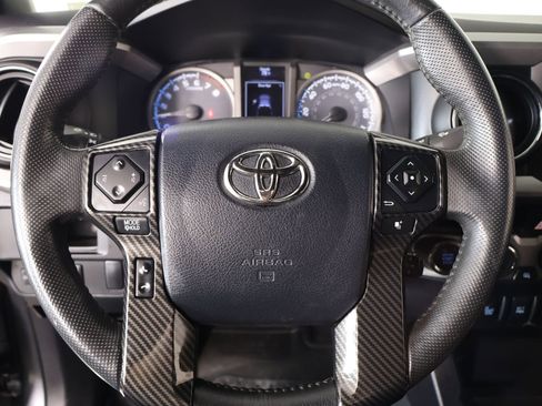 Used 2016 Toyota Tacoma Limited w/ Towing Package image 3