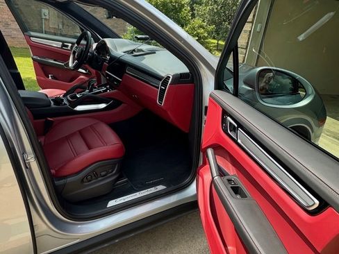 Used 2023 Porsche Cayenne Turbo S image 7