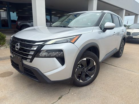 Used 2024 Nissan Rogue SV AWD/4WD image 2