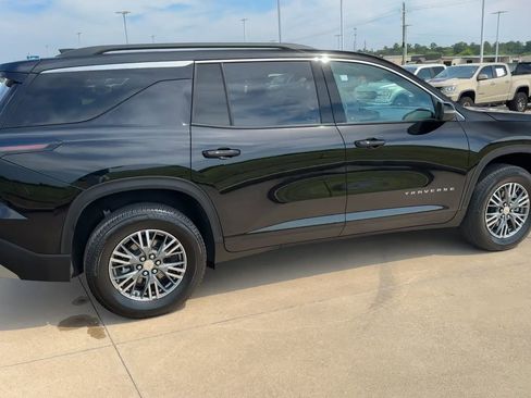 Used 2025 Chevrolet Traverse LT image 9