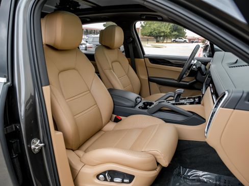 Used 2020 Porsche Cayenne image 36