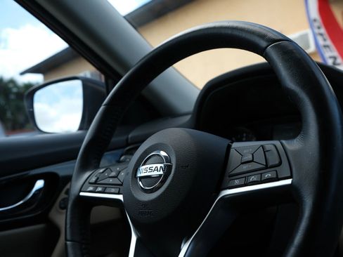 Used 2017 Nissan Rogue SL w/ SL Premium Package image 39