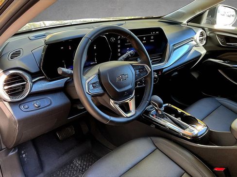 Used 2025 Chevrolet Trax ACTIV w/ Sunroof Package image 14