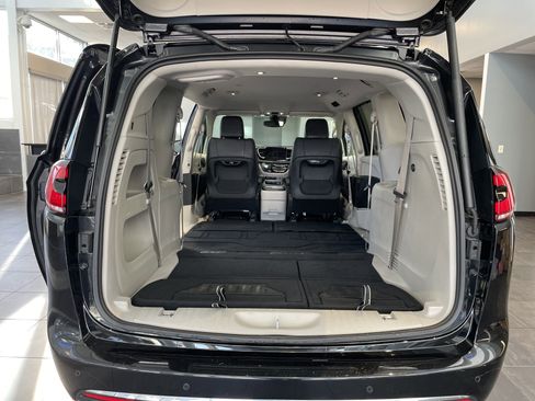 Used 2022 Chrysler Pacifica Touring-L image 14