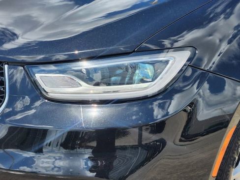 Used 2024 Chrysler Pacifica Touring-L FWD image 9