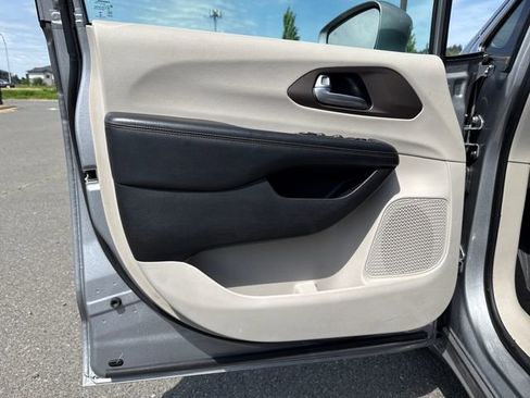 Used 2017 Chrysler Pacifica Touring-L FWD image 16