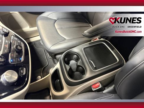 Used 2024 Chrysler Pacifica Touring-L FWD image 30