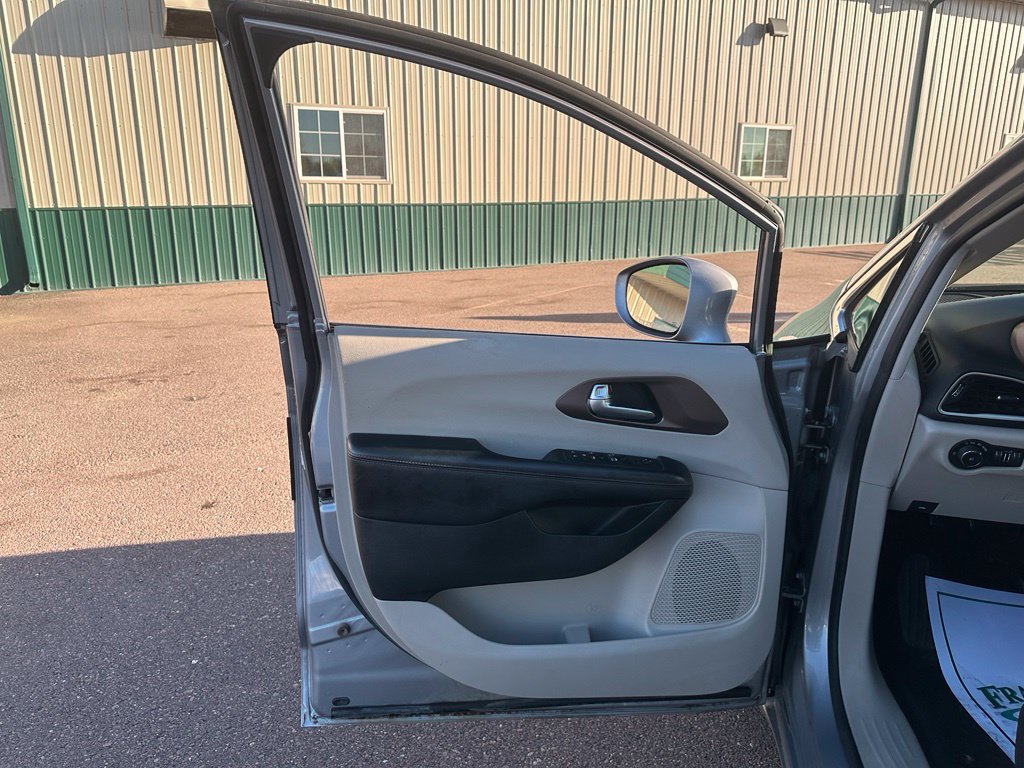 Used 2017 Chrysler Pacifica Touring-L FWD image 11
