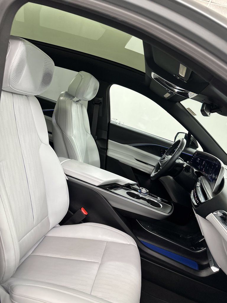 Used 2024 Cadillac Lyriq Luxury AWD/4WD image 38