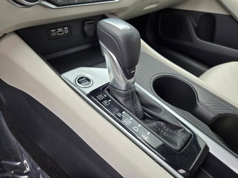 Used 2025 Nissan Altima 2.5 SV FWD image 18