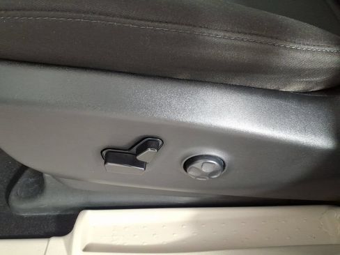 Used 2023 Chrysler Voyager LX FWD image 14