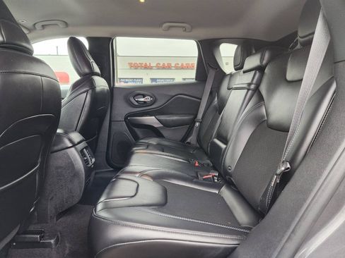Used 2019 Jeep Cherokee Latitude Plus AWD/4WD image 13