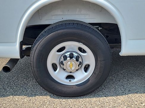 Used 2025 Chevrolet Express 3500 LT w/ LT Preferred Equipment Group RWD image 9