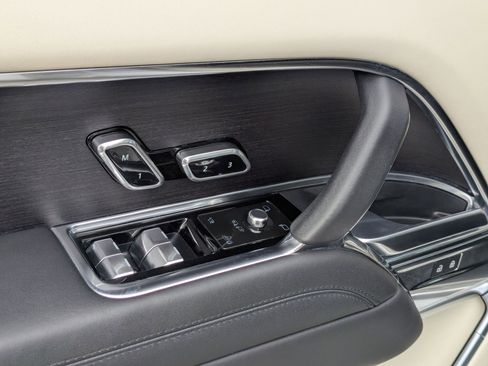 Used 2022 Land Rover Range Rover Long Wheelbase SE image 13