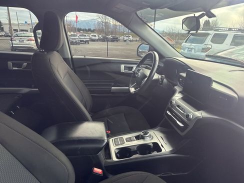 Used 2022 Ford Explorer XLT image 4