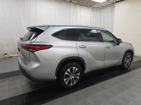 Used 2021 Toyota Highlander XLE FWD image 4