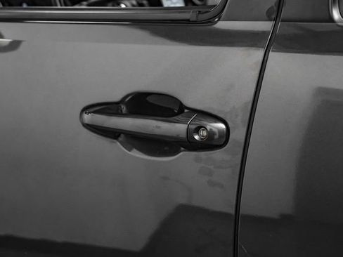 Used 2020 Toyota Tacoma SR5 RWD image 39
