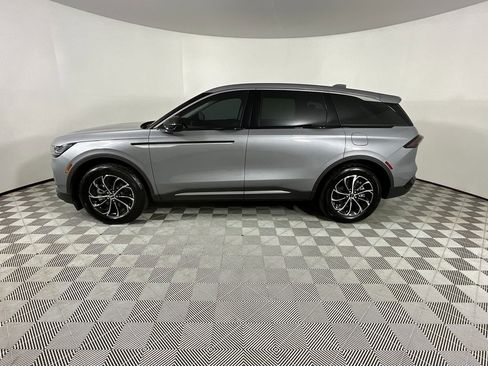 Used 2025 Lincoln Nautilus Premier image 2