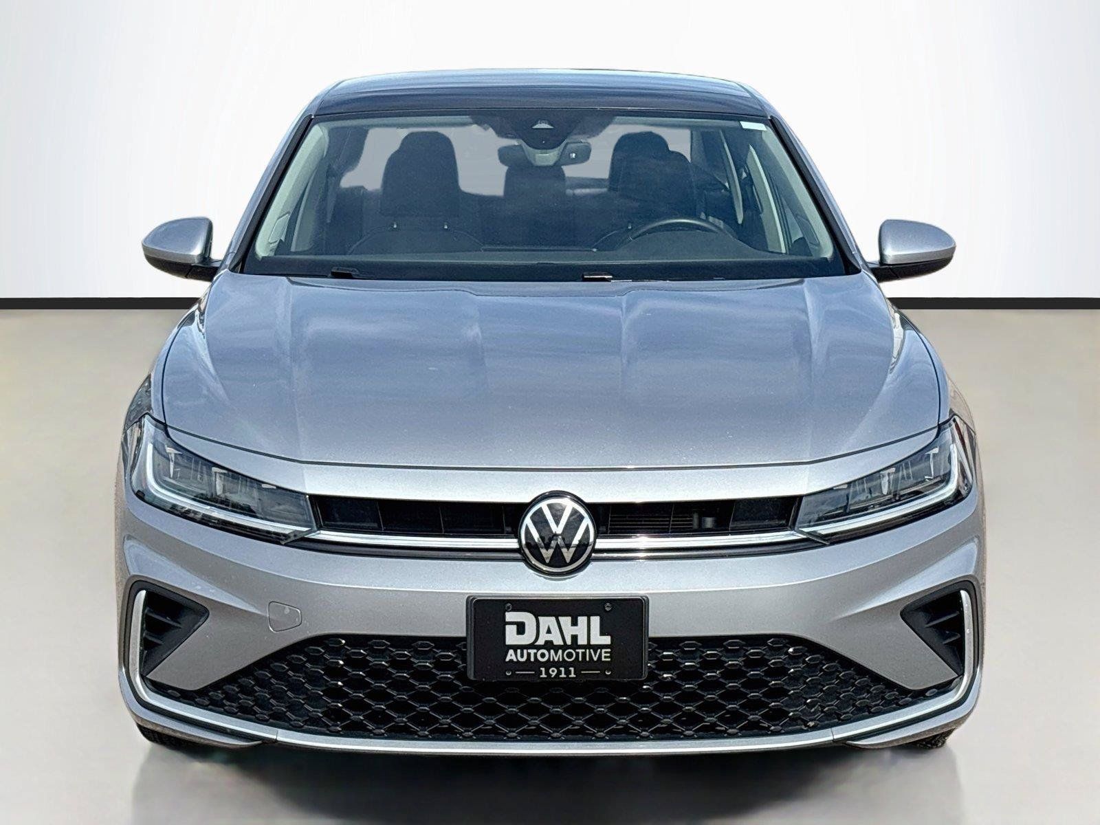 Used 2025 Volkswagen Jetta SE FWD image 3