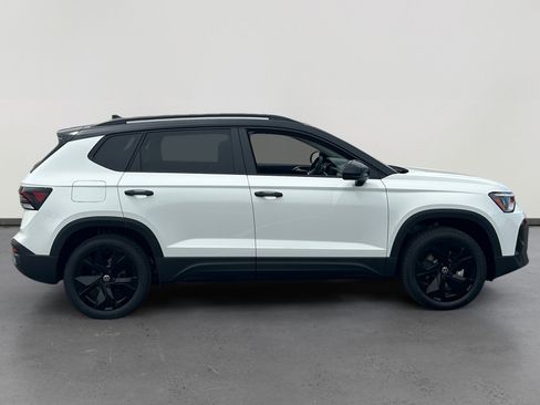 New 2026 Volkswagen Taos SE FWD image 6