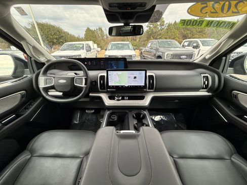 Used 2025 Ford Expedition Active image 14