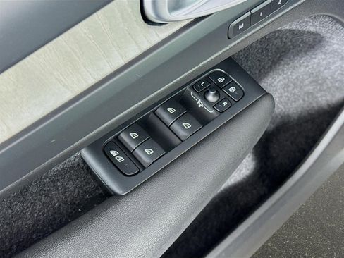 Used 2024 Volvo XC40 B5 Ultimate w/ Protection Package Premier image 21