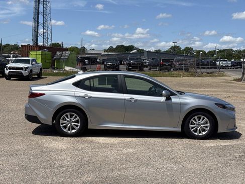 Used 2025 Toyota Camry LE w/ Convenience Package image 2